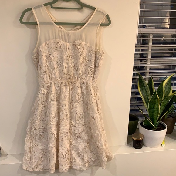 Ya Los Angeles: Boho Flower Lace Dress - Picture 1 of 3
